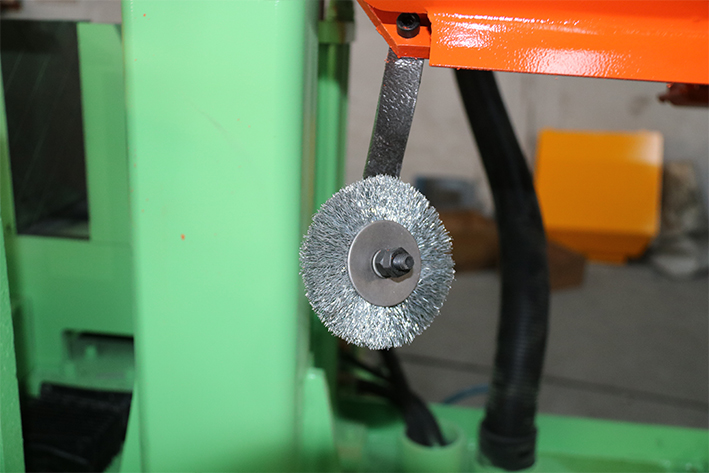 锯床上的小钢刷有什么作用